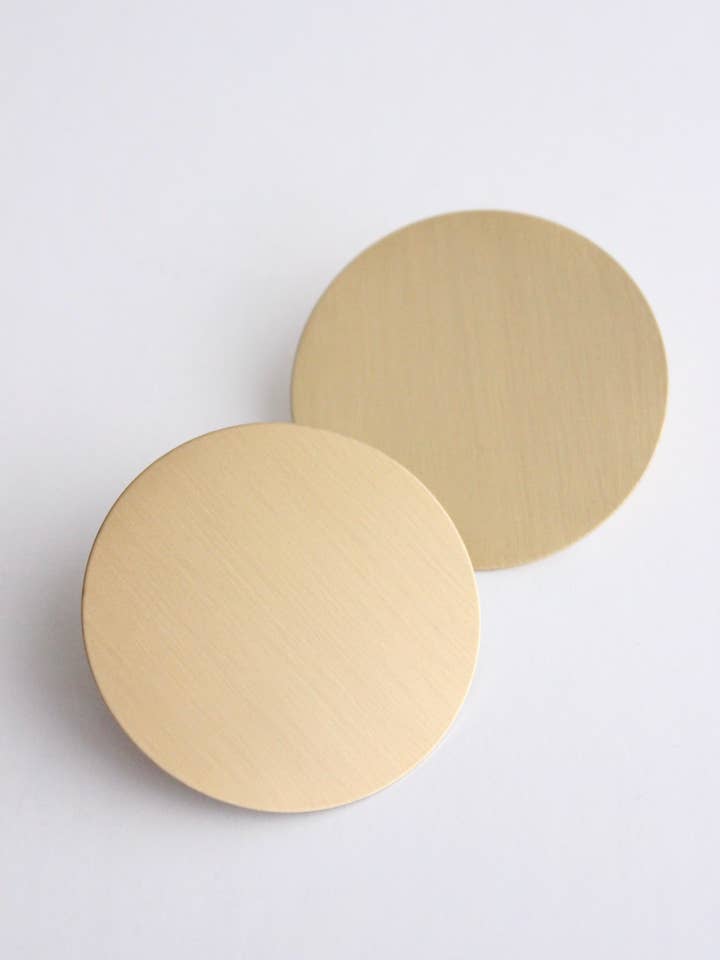 Pendientes de poste con disco de latón BRSE87 para venta al por mayor de David Aubrey Jewelry