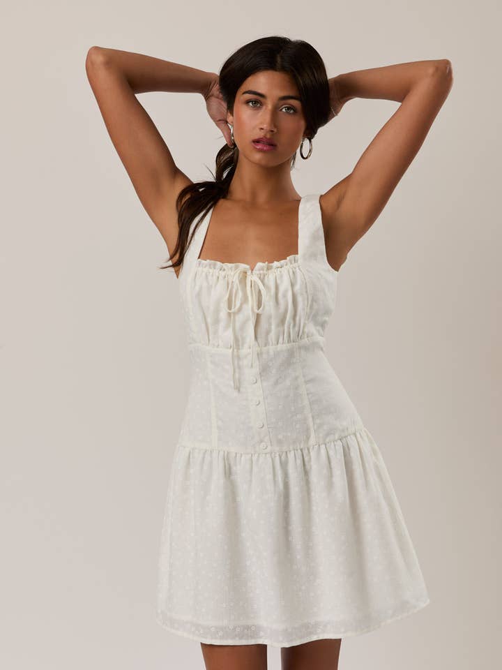 Robe mini à encolure froncée et taille basse pour la vente par LE LIS