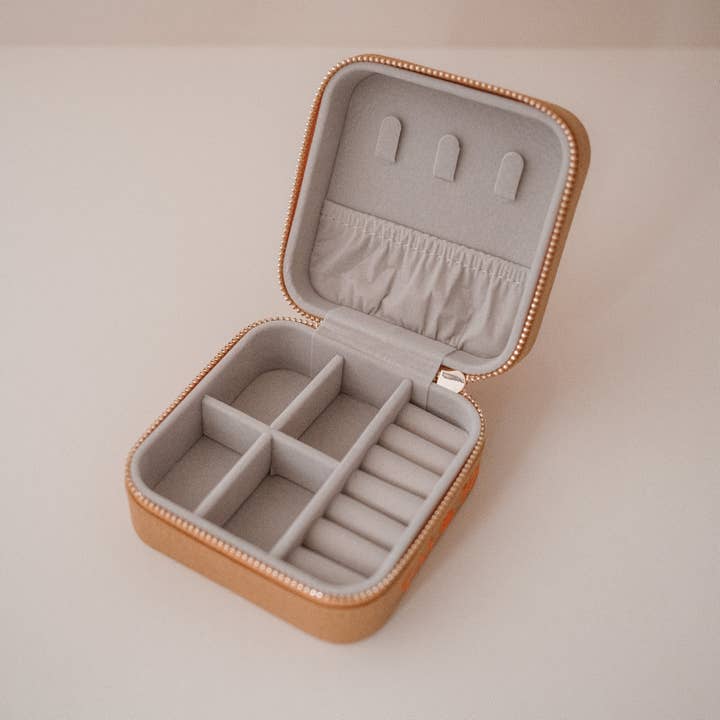 cai & jo USA - Wholesale Jewelry Box/Organizer - Travel Jewellery Case in Ochre Linen2