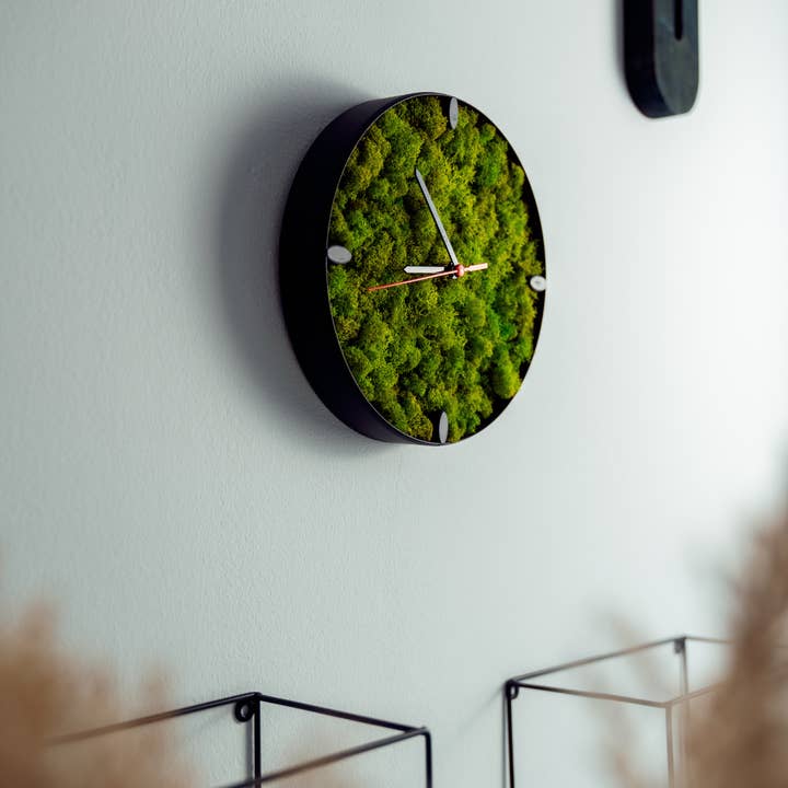 Runde Islandmoos Wanduhr – Ø 23 cm für den Großhandel von Moosgenuss
