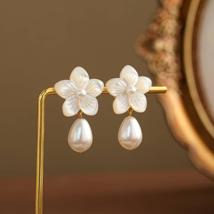 Weiße Blüten-Perlenohrringe, Perlmutt-Blütenohrringe für den Großhandel von Drrtymagic