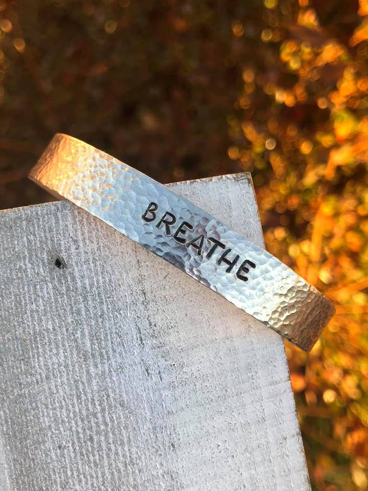 Armband met dikke manchetten „Breathe” voor wholesale door The Imprint Duo