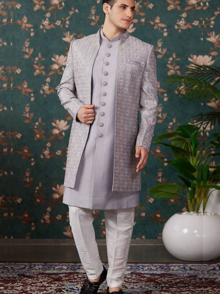 Sherwani Tradizionale Grigio in Art Silk Lungo Kurta e Pantaloni per Uomo per Matrimonio - Ricamo per la vendita all'ingrosso da parte di HATKE BRIDE
