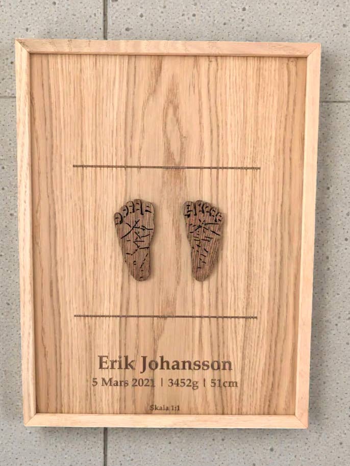 Fødselsplakat babyfødder i skala 1:1 for engroshandel hos WoodlyArt