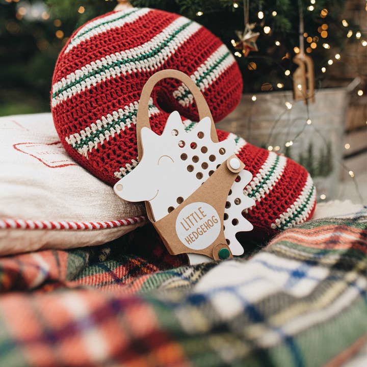 Petit hérisson, jouet à laçage en bois, montessori et autres tendances Résultats pour jouet allemand en vente B2B. Retours gratuits et paiement à 60 jours sur Faire sur Faire.