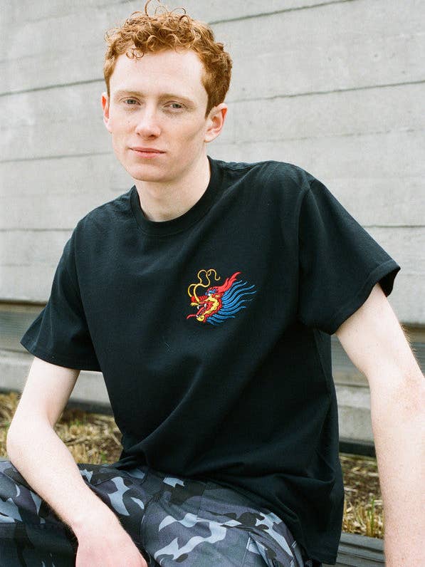 Svart T-shirt med kinesiska Dragon broderad Design för wholesale av Dream But Do Not Sleep