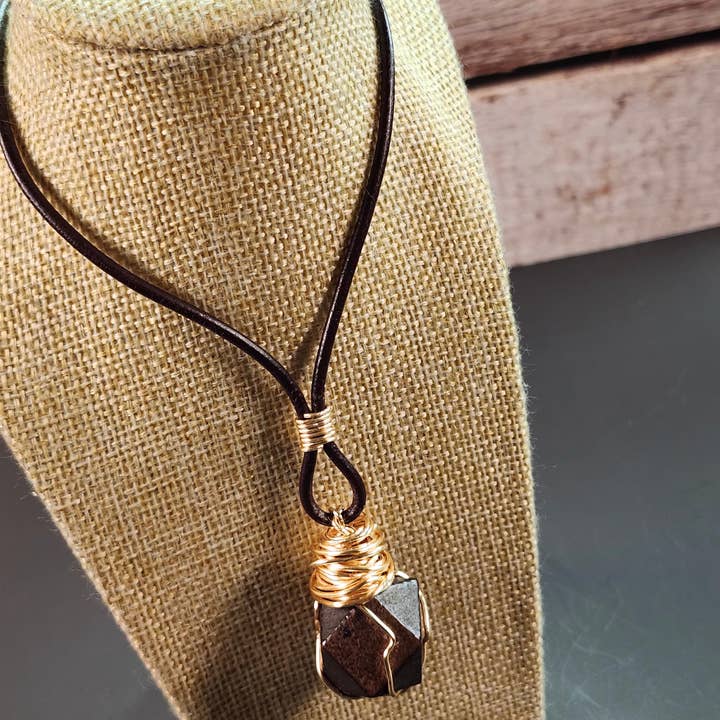 Halskette mit abstrakt gewickeltem Draht und Perlen für Männer für den Großhandel von Toizan Jewelry