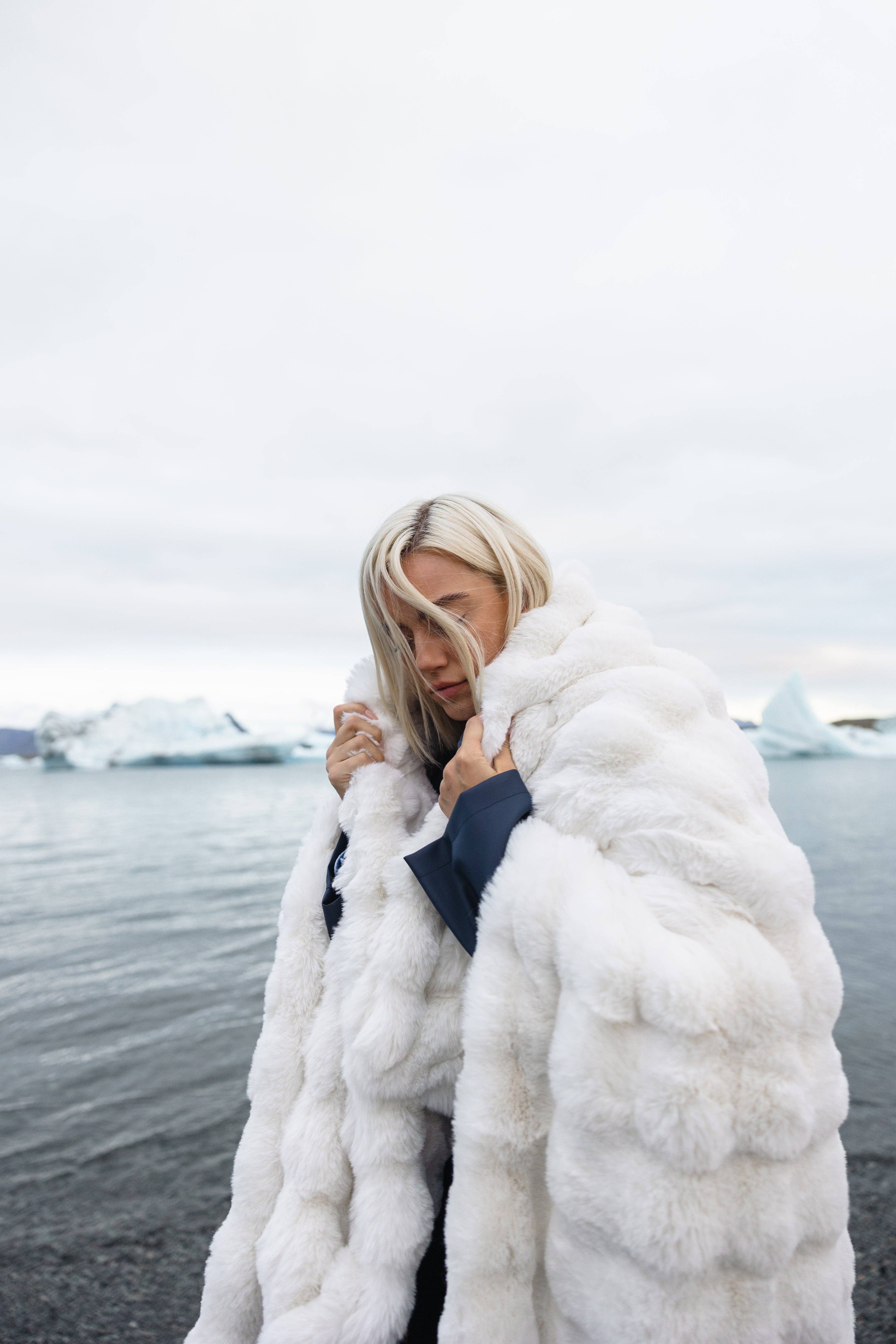 Lola Blankets - Wholesale Throw Blanket - Snow White2