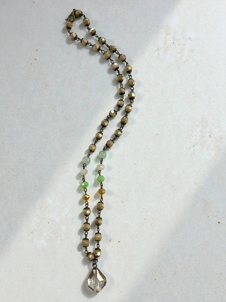 Collana Amelia 26” avorio e mix primaverile con pendente a goccia per la vendita all'ingrosso da parte di Ava Capri