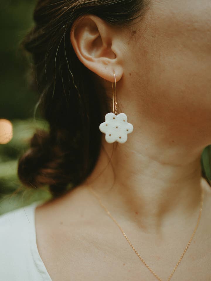 Retro oorbellen van porselein met madeliefjesbloem en drop statement voor wholesale door Daily Magic