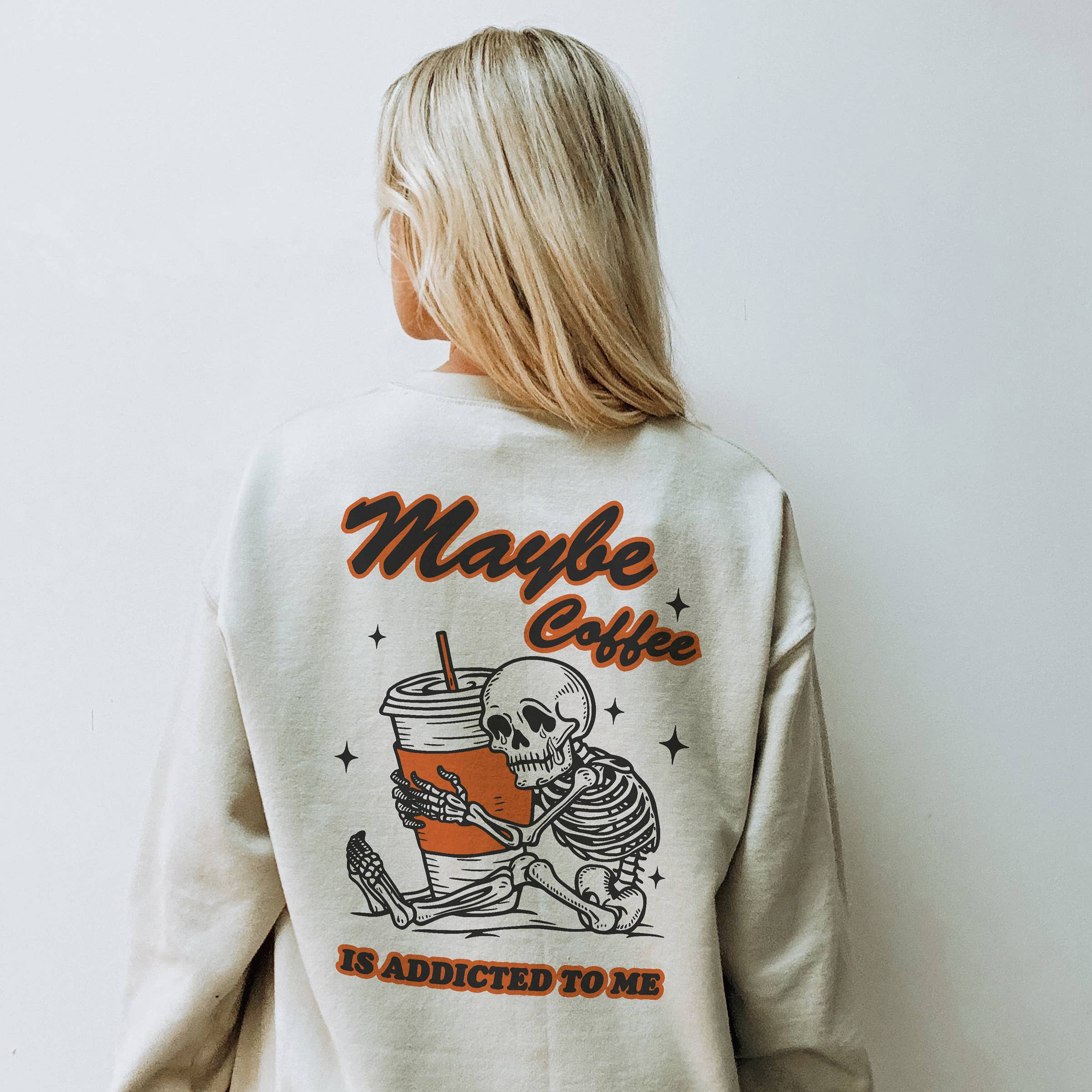 Sand (Gildan) Måske er kaffe afhængig af mig Sjov kaffe crewneck for engroshandel på Faire1