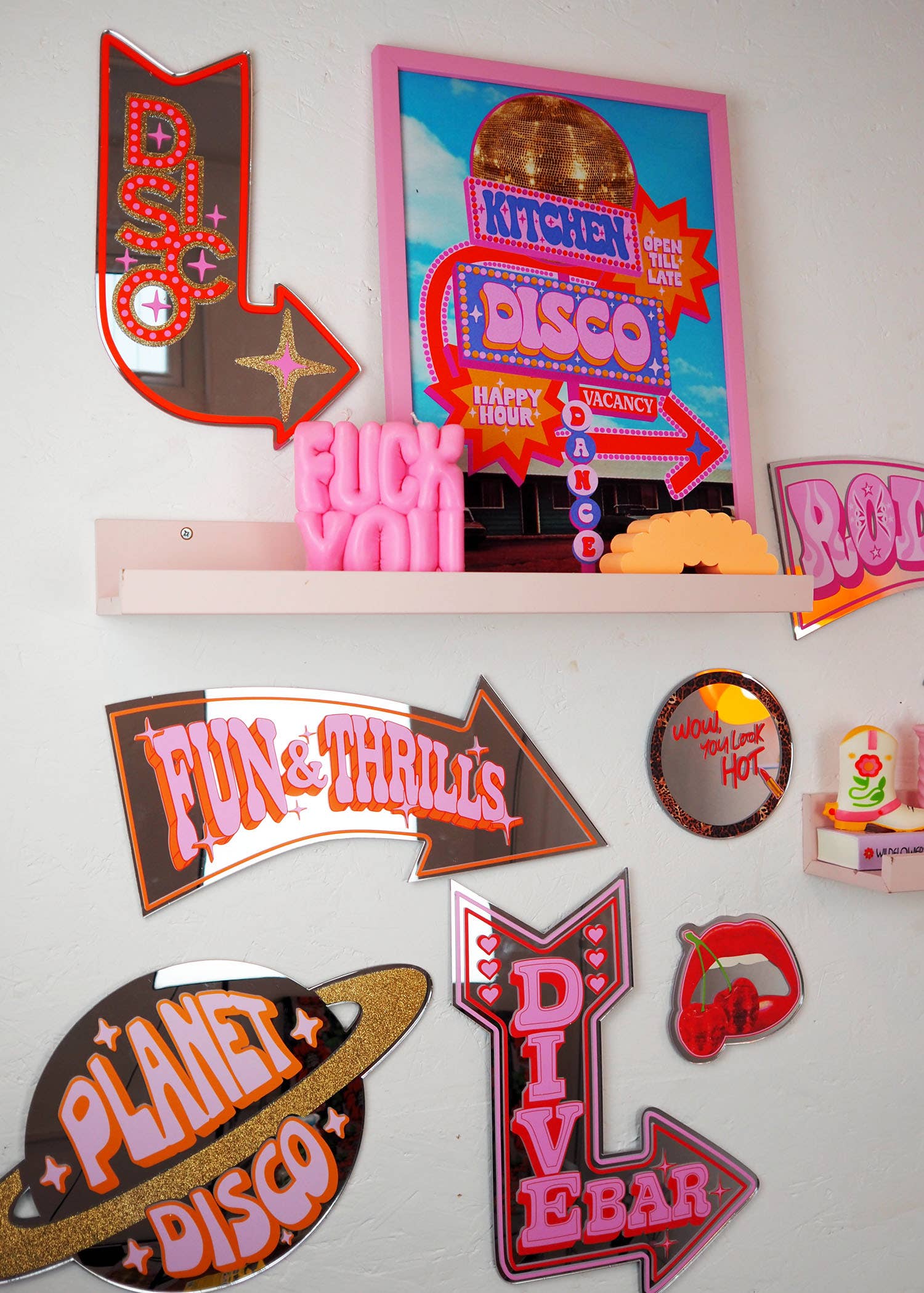 Printed Weird – wholesale Wall mirror – Retro Fun & Thrills Arrow Mirror3