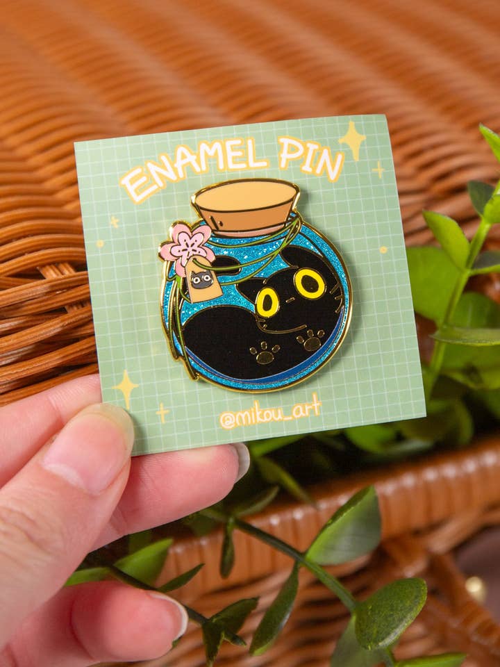 Épingle Émaillée Potion Magique Chat Noir | Série Chat Liquide | Art Original Mikou pour la vente par MikouArt