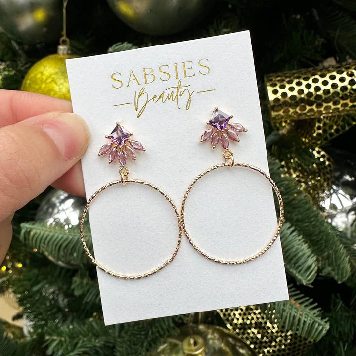 Créole Ornée de Cristaux Violets Plaquée Or 18k pour la vente par Sabsies Beauty
