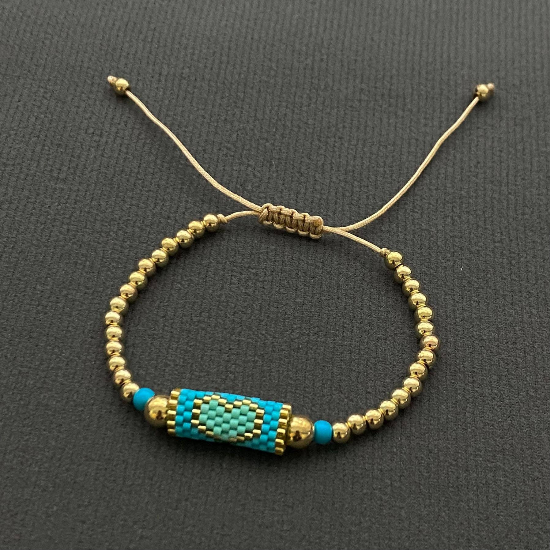 Mio Queena - Vente Bracelets à breloques/pendentifs - Bracelet Charme en Perles de Rocaille Motif Cœur Bohème - BJ/SB3