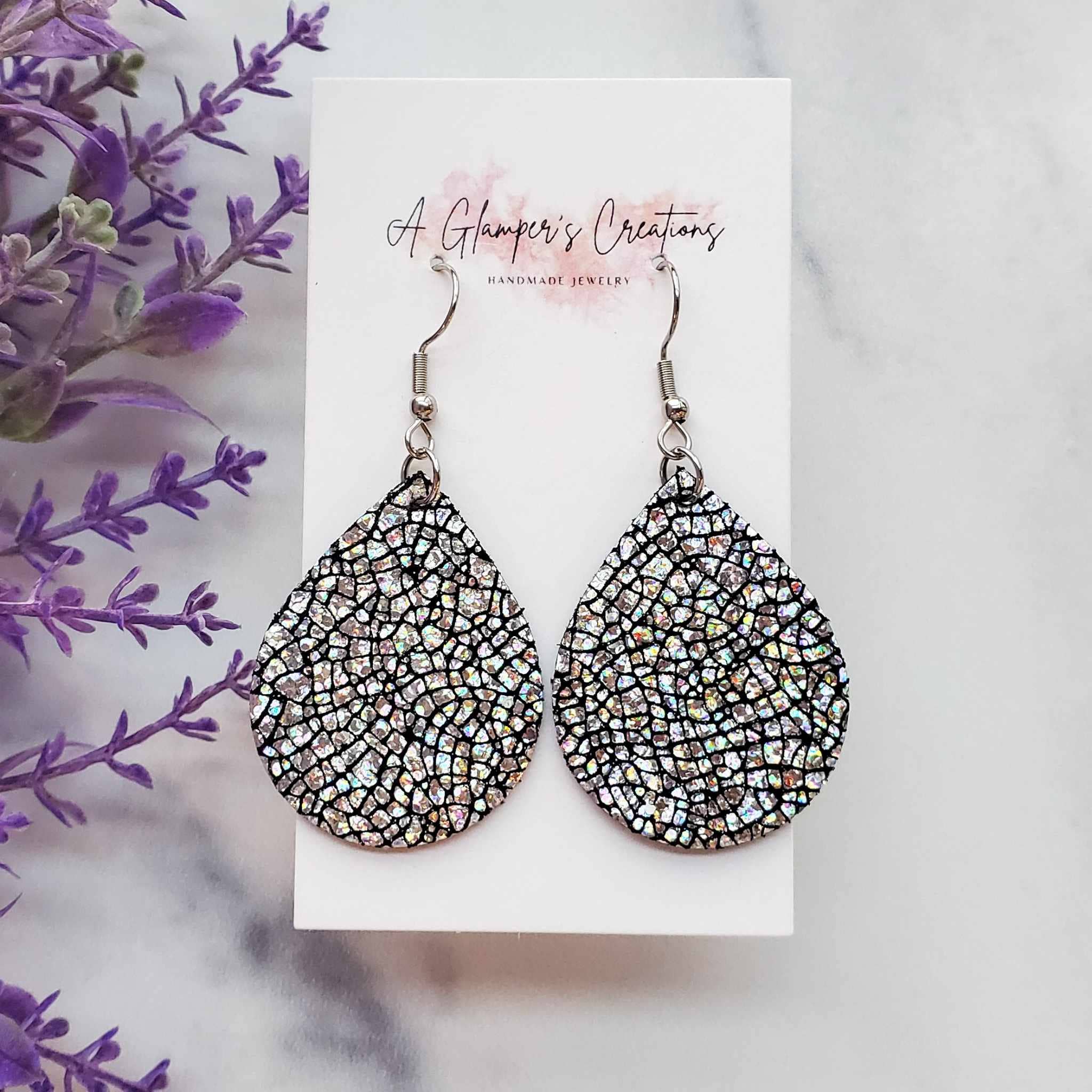 A Glamper's Creations LLC – wholesale Hängande örhängen – Silverknäckt is på svarta knubbiga tårläderörhängen