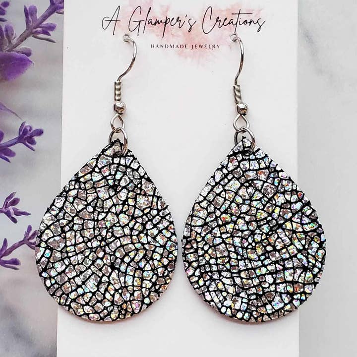 A Glamper's Creations LLC – wholesale Hängande örhängen – Silverknäckt is på svarta knubbiga tårläderörhängen0