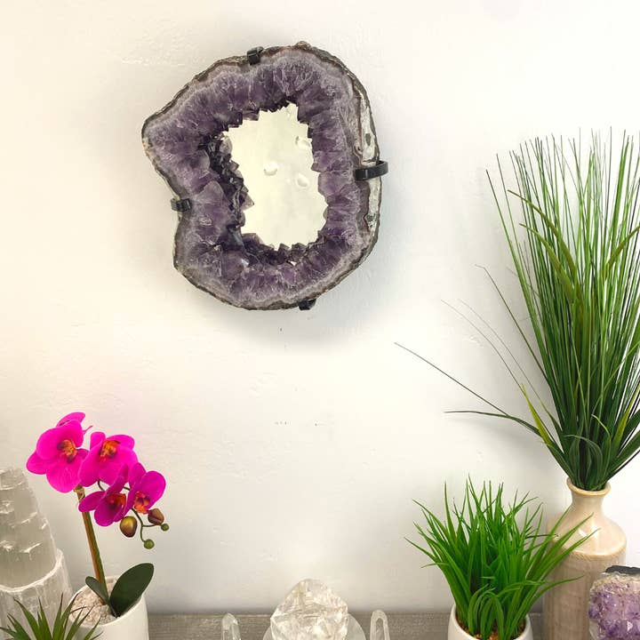 Espejo amatista en forma de rebanada al por mayor con marco de hierro personalizado, 6,62 kg, 11,75 pulgadas de ancho x 10 pulgadas de alto para venta al por mayor de Crystal Joys Wholesale
