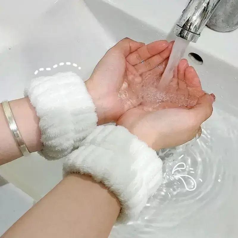 Magnifique Hearts - Vente Bandeau pour le spa - Bracelets poignet en peluche douce lavables pour routine de soins de la peau8