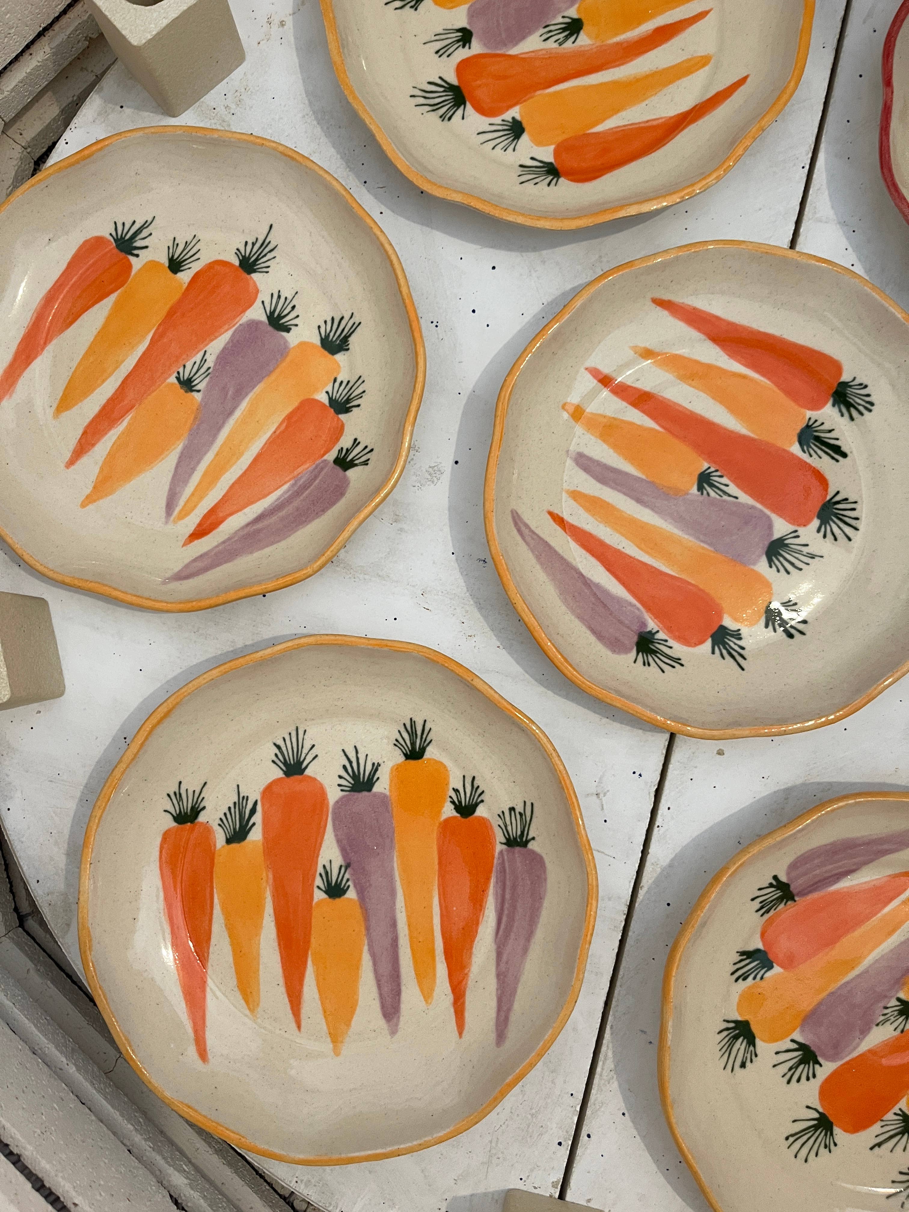 Ninth House Goods – prato fundo e saladeira por atacado – Prato para Almoço/Salada com Estampa de Cenouras Coloridas5