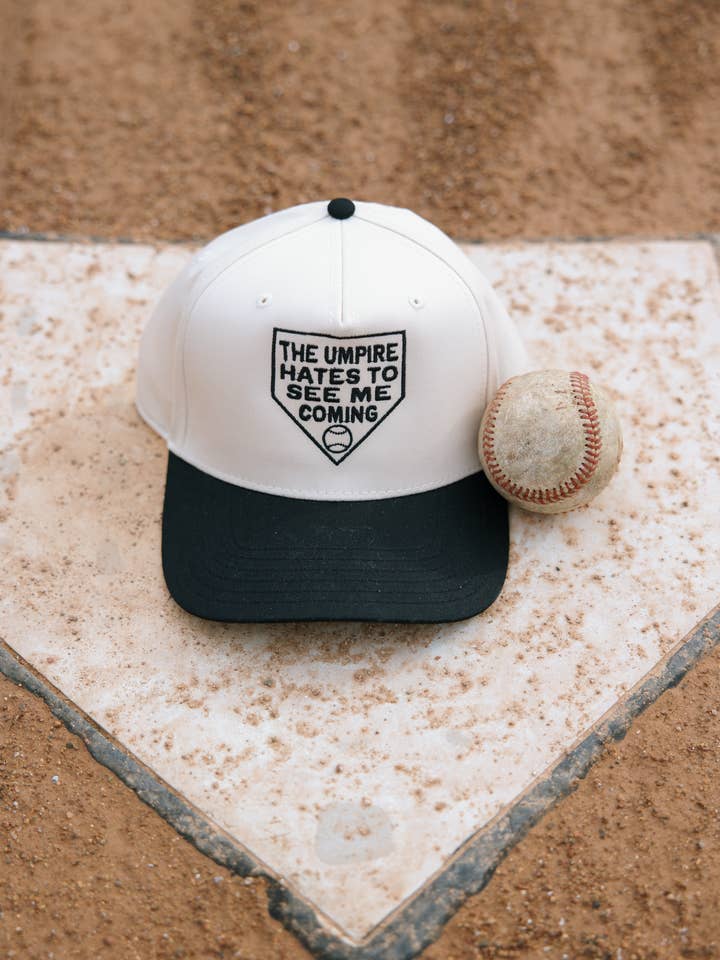L'arbitre déteste me voir arriver - Casquettes de baseball pour la vente par Ruby Moon