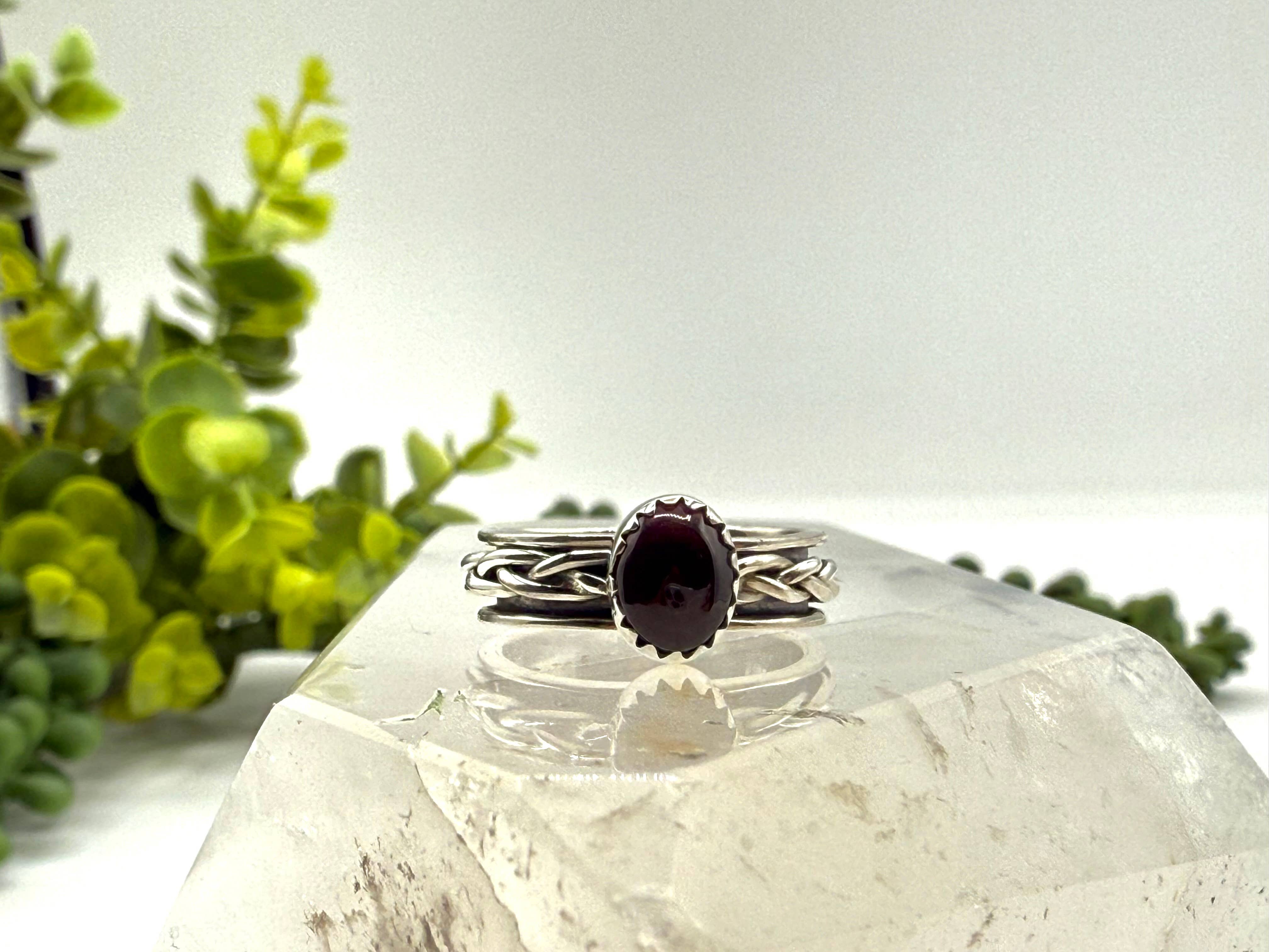 Meraki Gemstones – Engroshandel Solitairering – Granat SPINNER RING-Sterling Sølv/925- Ædelsten m/Fletning1