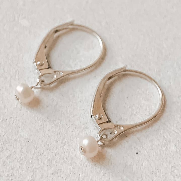 Boucles d'oreilles pendantes en argent et perles minuscules pour la vente par Lilaandjoy