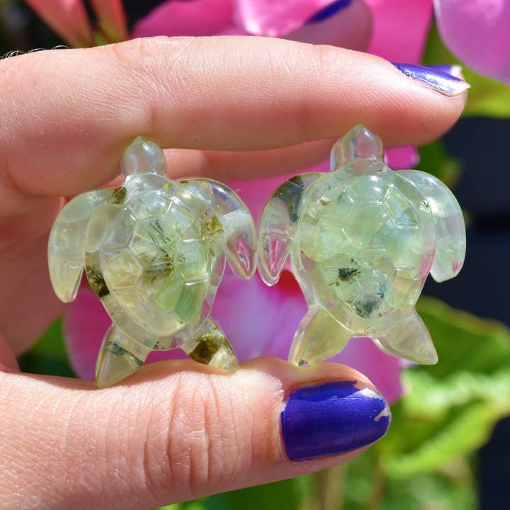 Décorations en résine Prehnite Turtle pour la vente par Knot Treasures