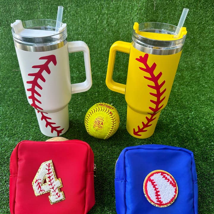 Prioriterad frakt - 40 Oz sportmugg med handtag, basebollmugg, softbollmugg, lagmamma, present, baseboll, softboll rostfritt stål för wholesale av Social Grace & Company