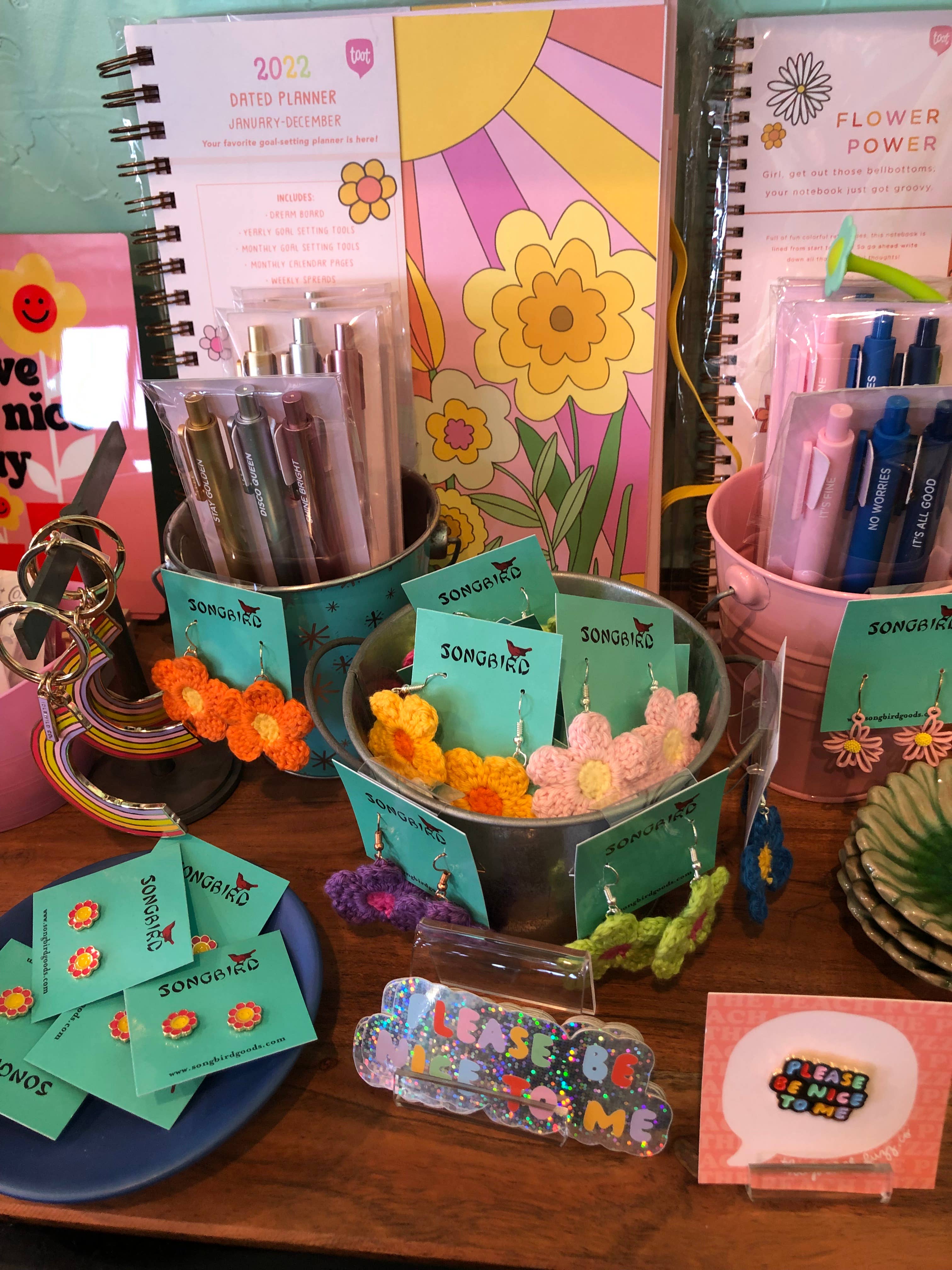 Ceramwitch – wholesale Hängande örhängen – Ljusa virkade tusensköna blomörhängen6