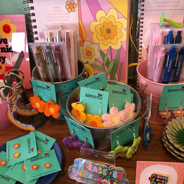 Ceramwitch – wholesale Hängande örhängen – Ljusa virkade tusensköna blomörhängen6