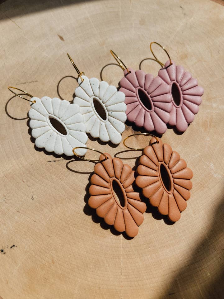 Les cerceaux en pâte polymère Faye pour la vente par Body & Boho