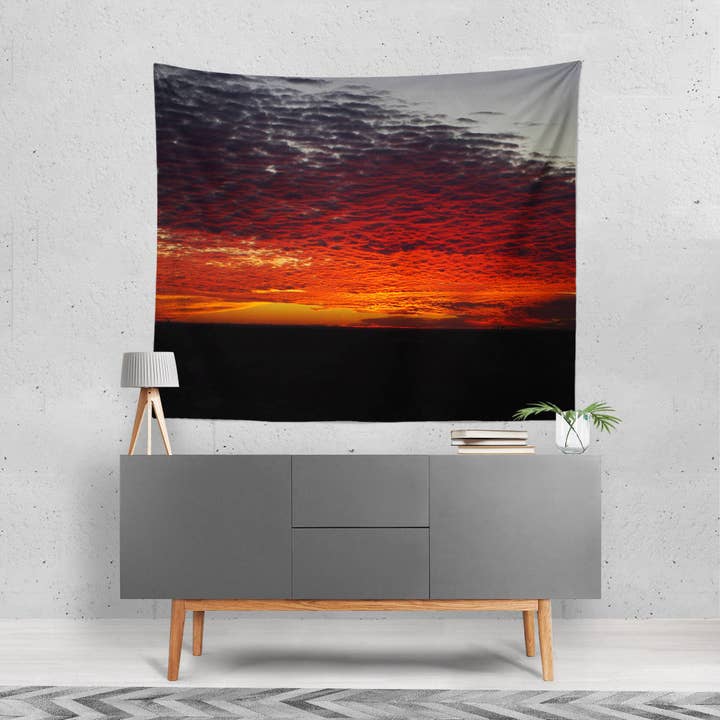 Tapisserie murale rouge avec coucher de soleil, décoration murale Epic Clouds, West Texas pour la vente par lostkatphoto
