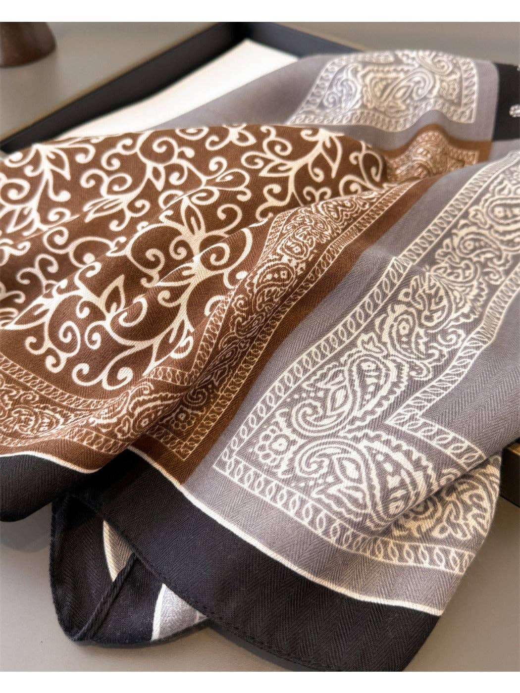Funkyrel® Atzbranding Limited – Großhandel Schal – Damen – Scarvii - Quadratisches Tuch mit Paisley-Muster5