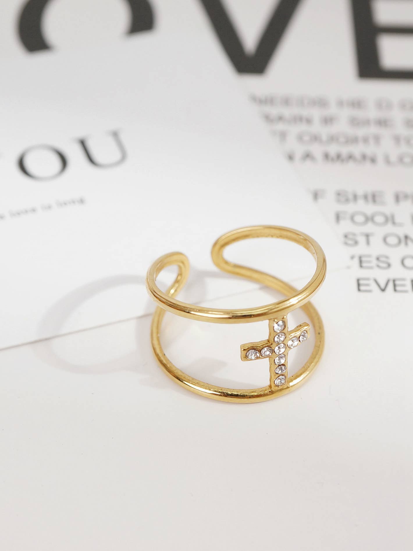 ouro Anel Cruz em aço inoxidável Victoria Moda para venda a revendedores na Faire1