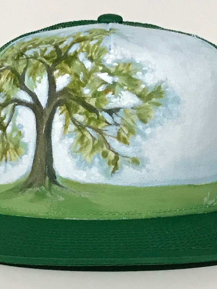 „Tree” handgeschilderde groene snapback truckerhoed voor wholesale door Mary Bea Art