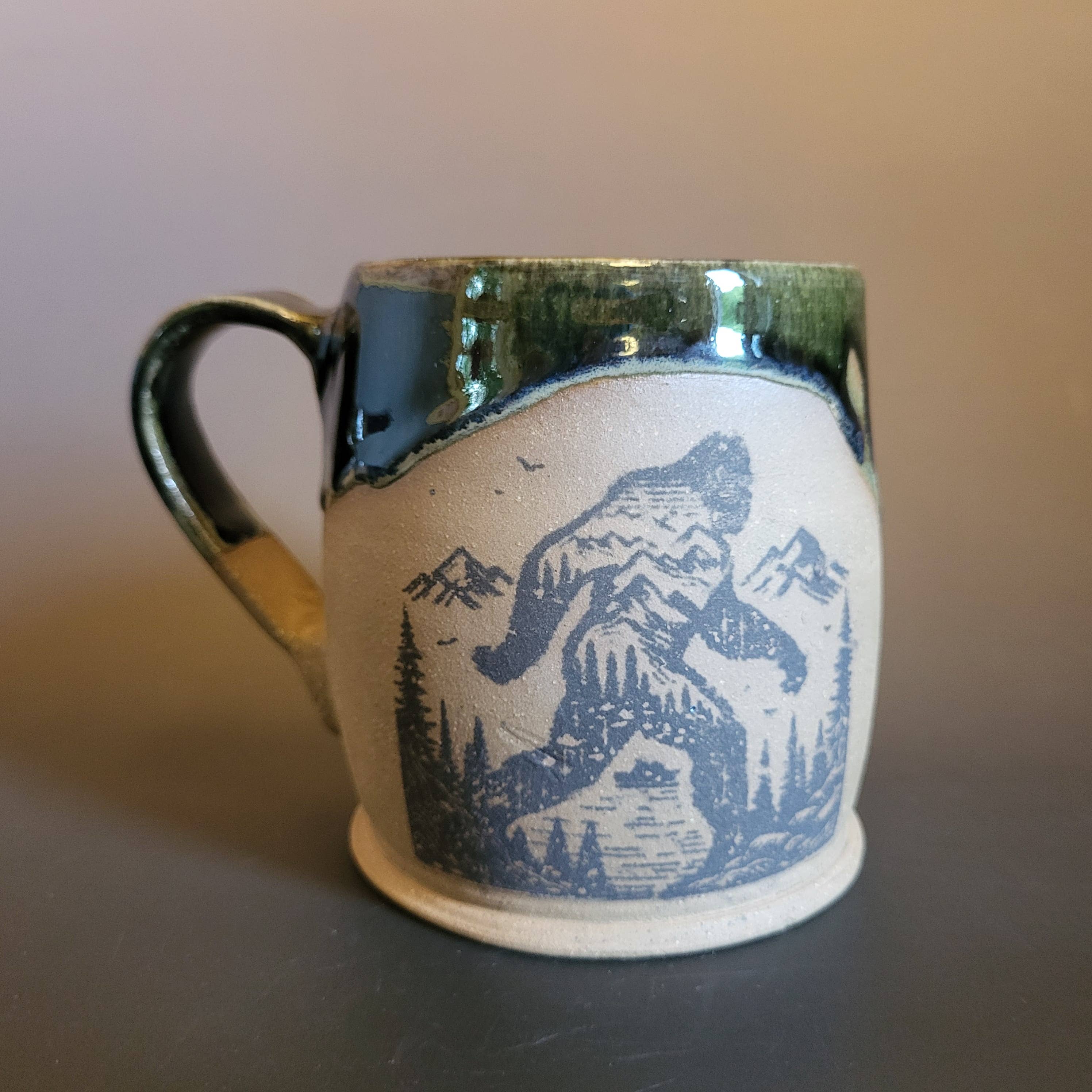 Divine Vessels Pottery – Engroshandel Kaffekrus – Bigfoot krus og bjerge med mørkegrøn glasur