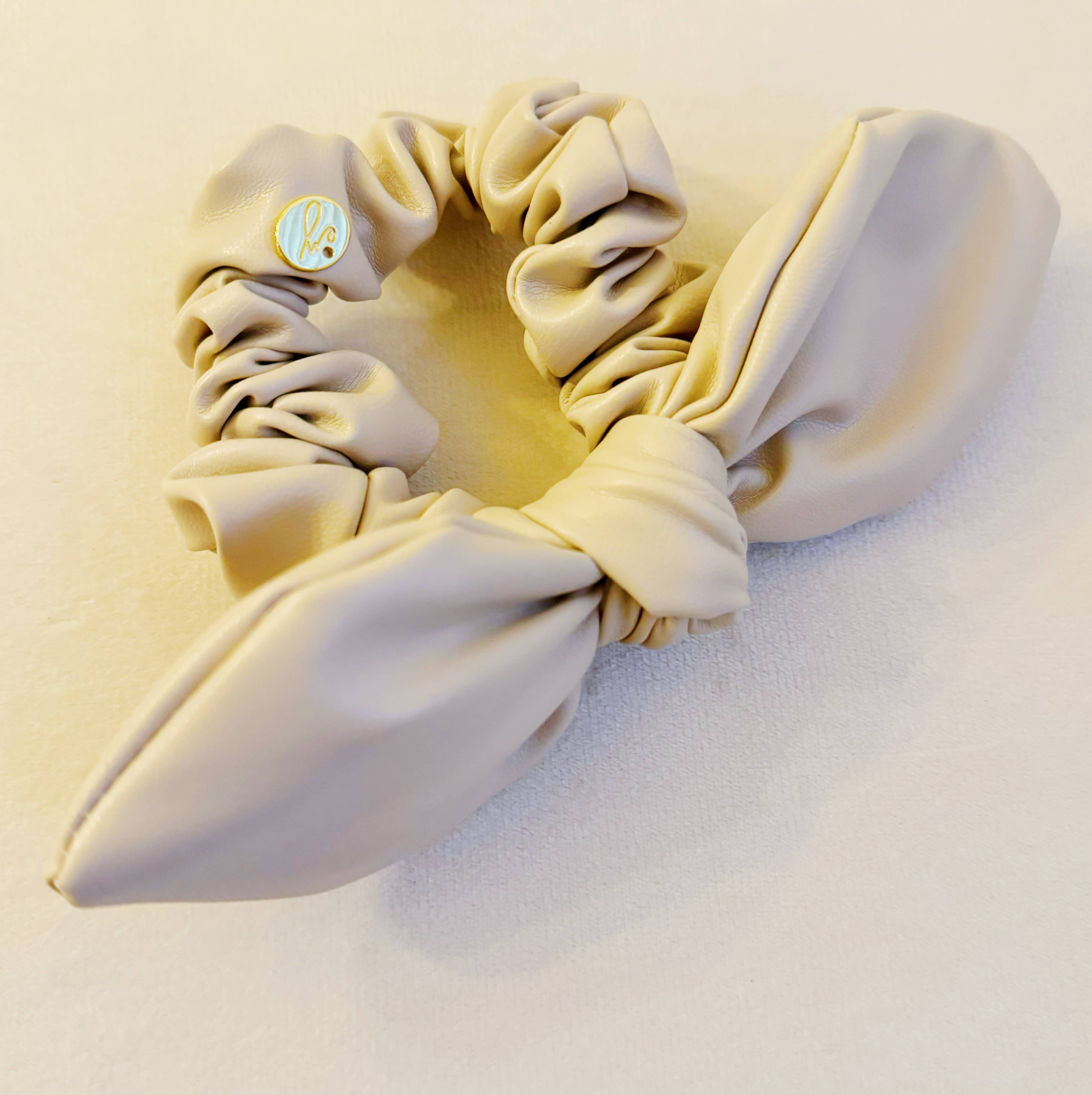 Ellison+Young – wholesale Scrunchie - Dam – Läderslips Hair Scrunch3