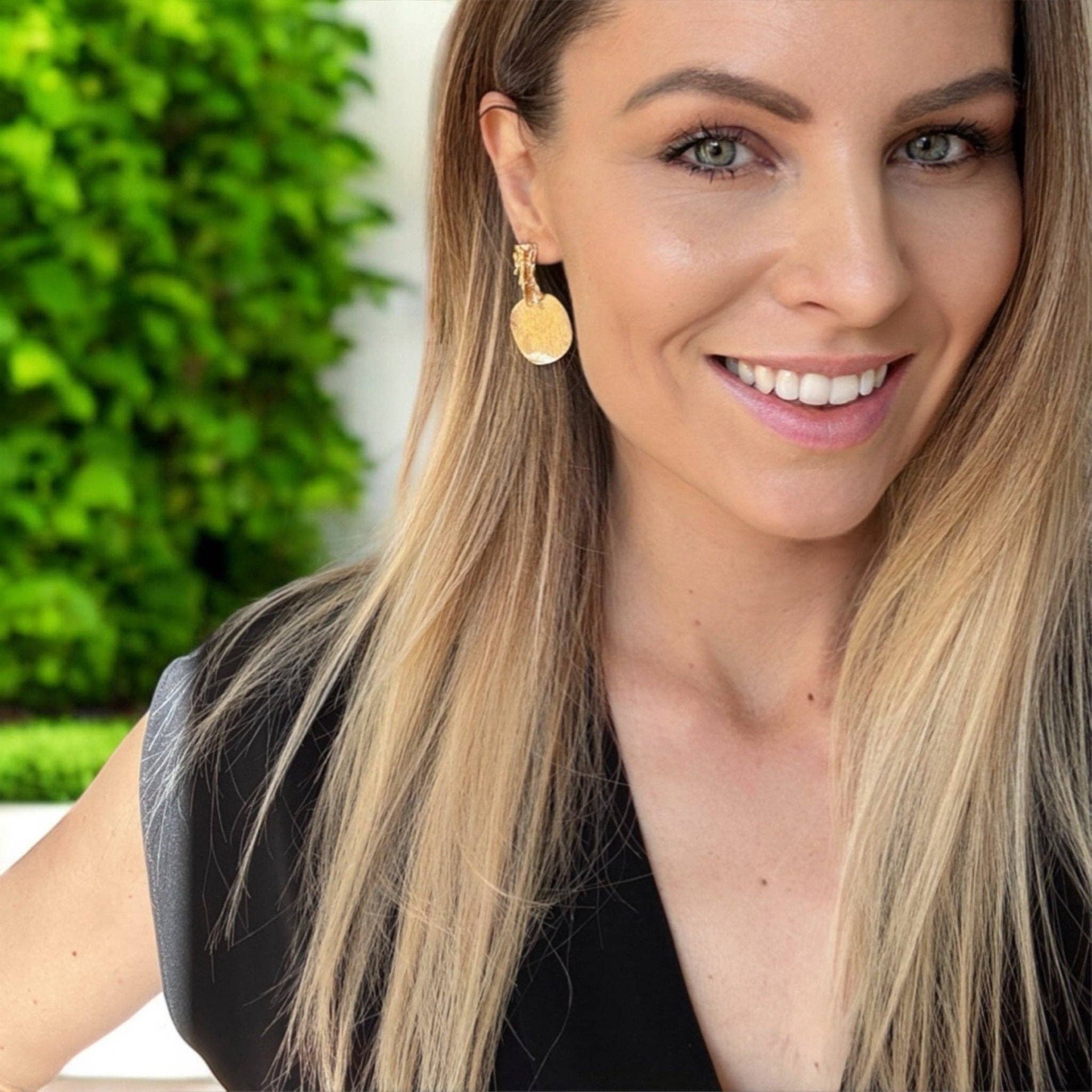 DUESTELLE ITALIA - Wholesale Dangle Earrings - Daphne - Hammered Gold Earrings4