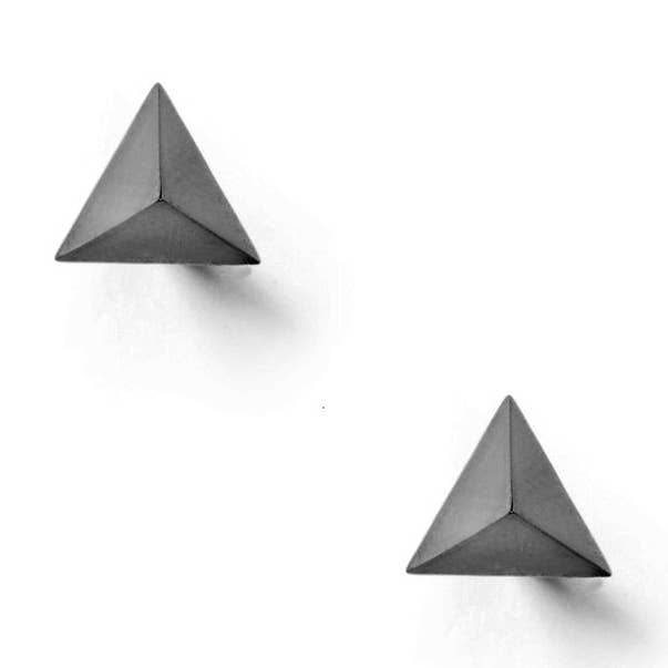 Boucles d'oreilles à tige en forme de tétraèdre - noires pour la vente par Myia Bonner