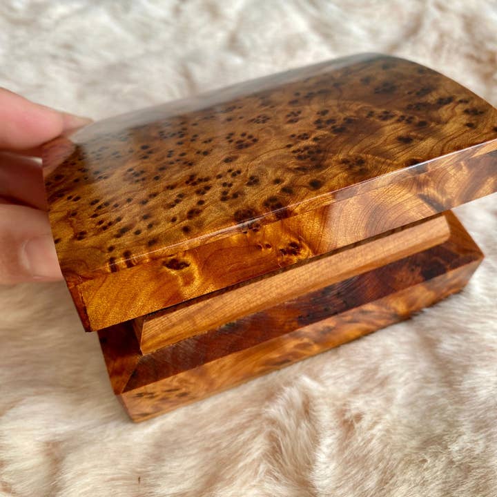 AtlasPerles – Großhandel Schmuckschatulle/-Organizer – 4"x2" Hochzeitsringbox, marokkanische Thuja-Holzbox, handgefertigte Ringbox für Andenken, Verlobungsschmuckaufbewahrung, gravierte Thuja-Ringbox für den Antrag1