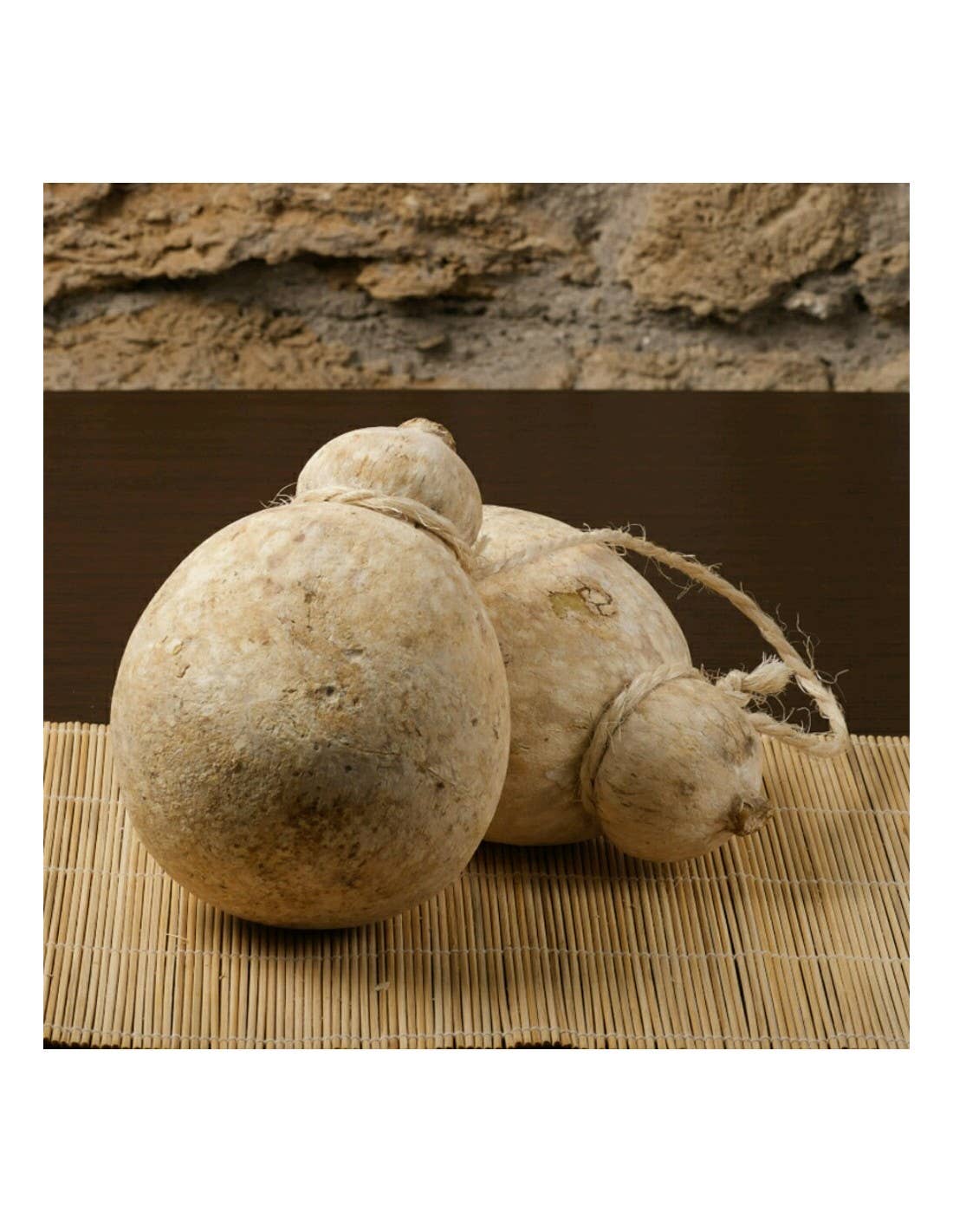 Il Mercante di Terra – Engroshandel Ost – Caciocavallo alderen i en hule1