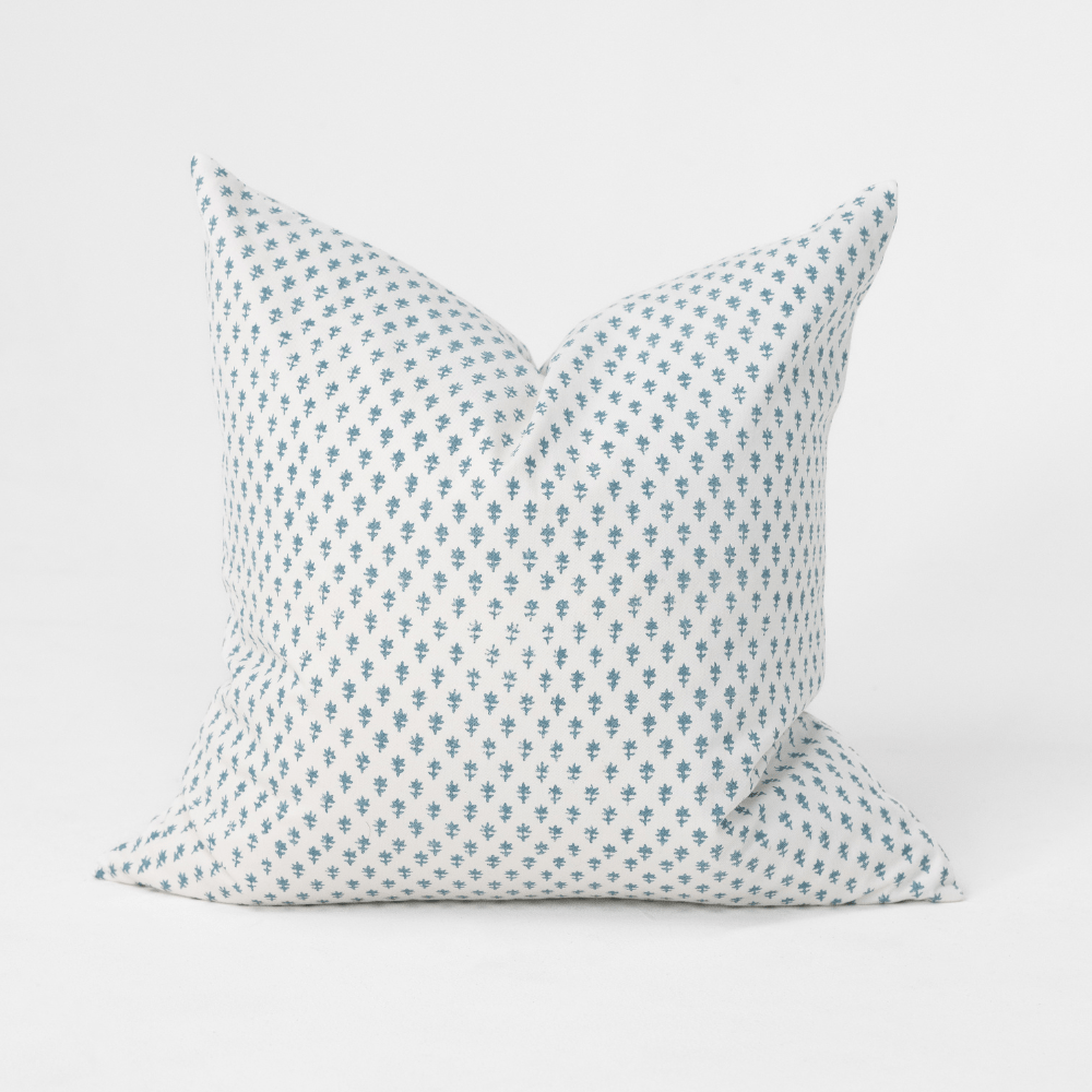 BHD HOME – wholesale Dekorativ kudde – Devon Dots Vit Blå Medium Kuddfodral 50 x 50 cm0