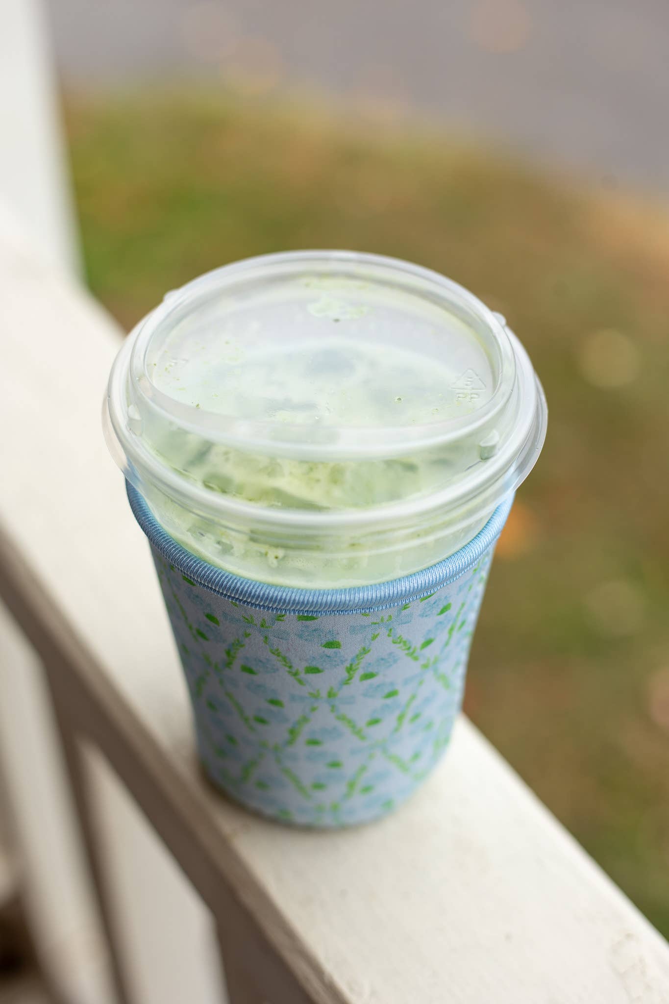 Grace & Grandeur - Wholesale Drink Huggers & Koozies - Iced Coffee Sleeve, Drink Sleeve - Blue Hydrangea Trellis4