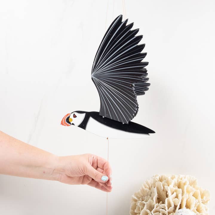 Tulia's Artisan Gallery – wholesale Mobil – Puffin flygande fågel mobil