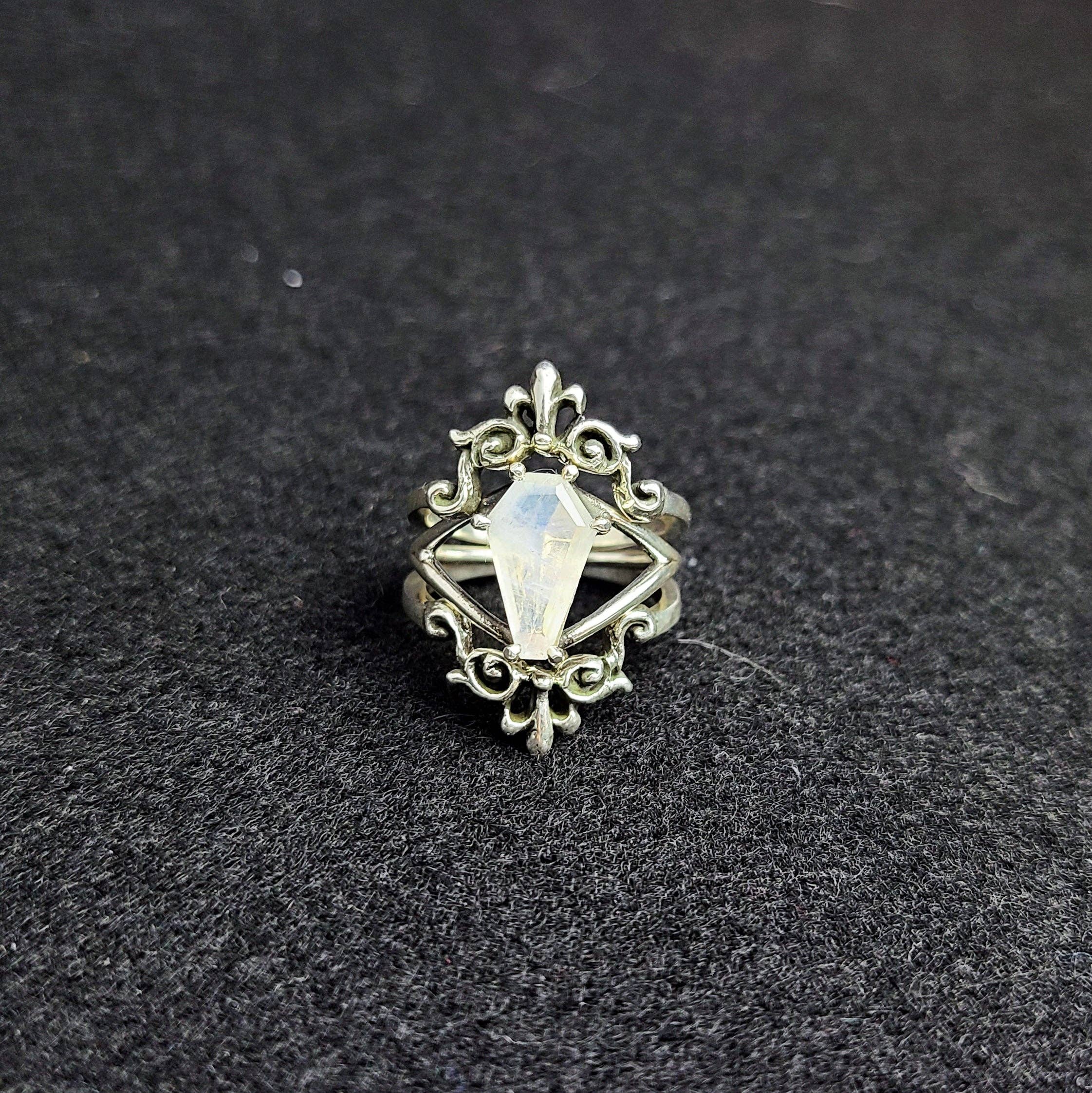 Inchoo bijoux inc – wholesale Cocktail/Statement Ring – Regnbågsmånsten Kistformad Ring med Barock Spets Stapelringskombination5