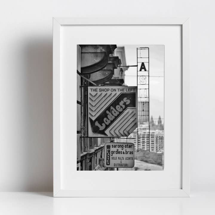 Valletta Malta Sort-Hvid Print Typografi Plakat Gadefotografi (Kopi) for engroshandel hos Mo & Paul Photography