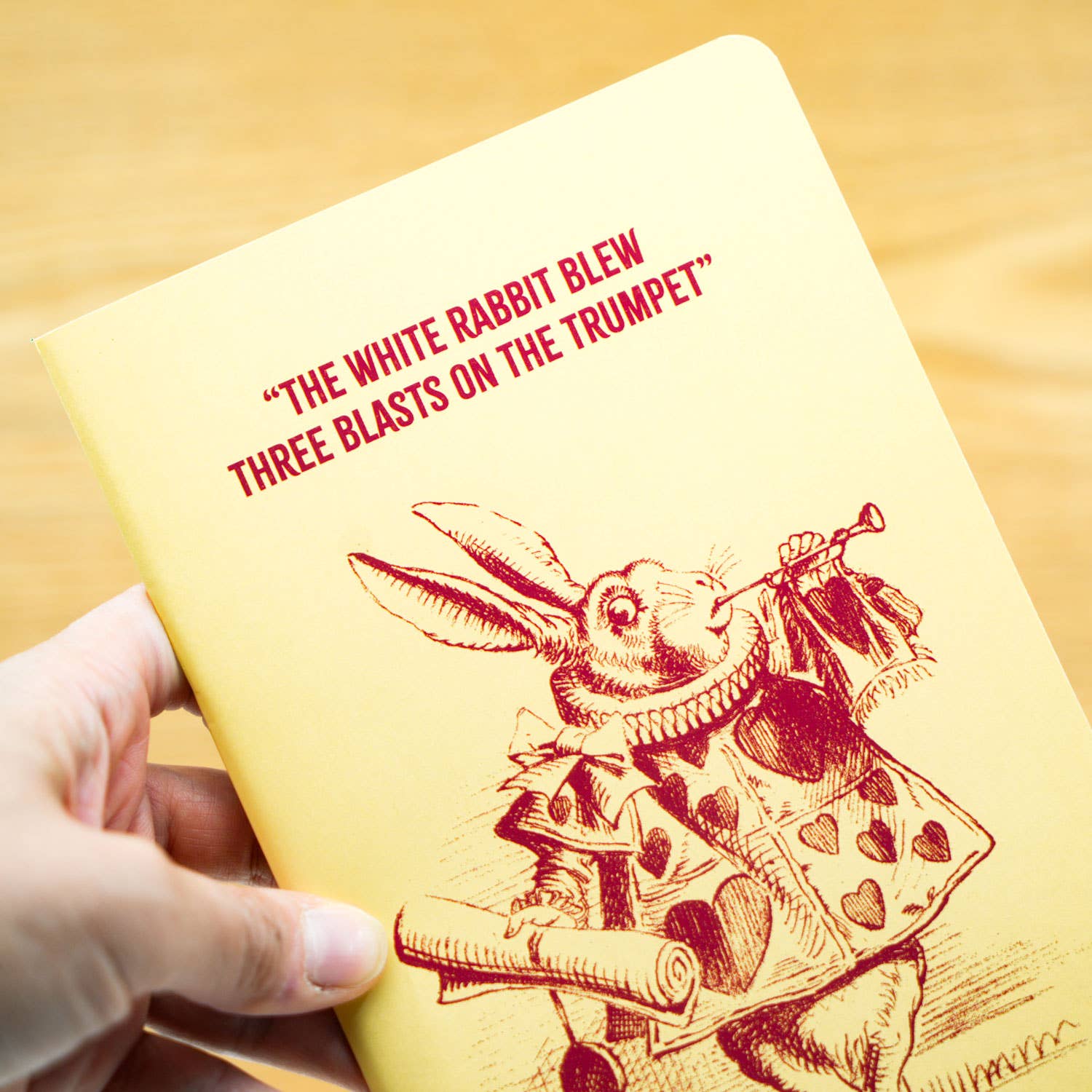 Atelier d’Albion – Großhandel Notizbücher – A5 Notizbuch - Hase & Trompete (Alices Abenteuer im Wunderland)1