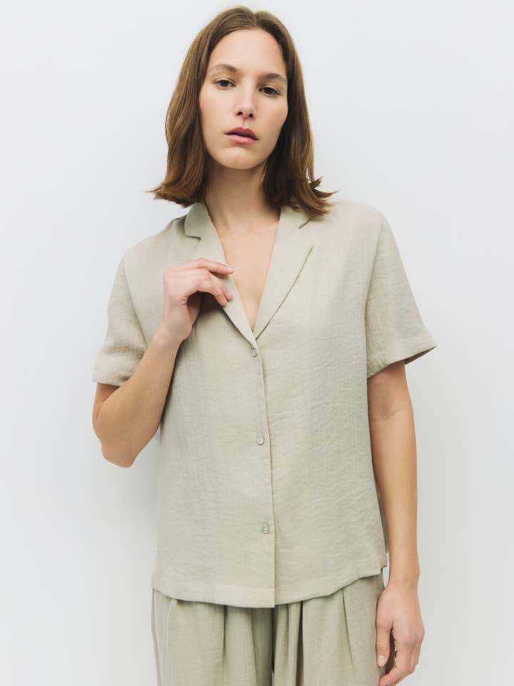 MOD REF – Großhandel Hemd – Damen – Das Donnie Top | Kurzärmeliges Hemd mit Knopfleiste3