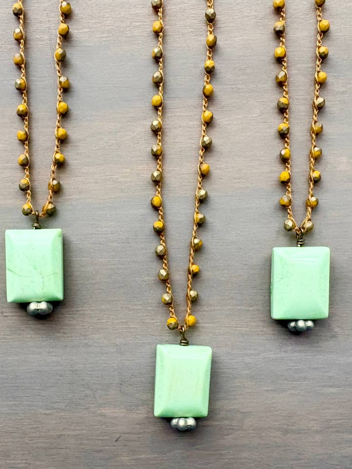 Facettierter Chrysopras-Anhänger mit gehäkeltem Ringelblumen-Kristall für den Großhandel von Twist Style